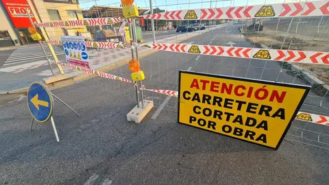 Tras finalizar este miércoles las tareas de señalización, los operarios inician los trabajos de una actuación valorada en 23,8 millones de euros que transformará la conexión de la Ronda Este con el entorno de La Candamia y el centro comercial Reino de León.