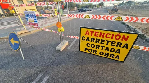 Tras finalizar este miércoles las tareas de señalización, los operarios inician los trabajos de una actuación valorada en 23,8 millones de euros que transformará la conexión de la Ronda Este con el entorno de La Candamia y el centro comercial Reino de León.