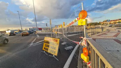Tras finalizar este miércoles las tareas de señalización, los operarios inician los trabajos de una actuación valorada en 23,8 millones de euros que transformará la conexión de la Ronda Este con el entorno de La Candamia y el centro comercial Reino de León.