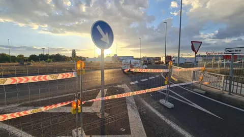 Tras finalizar este miércoles las tareas de señalización, los operarios inician los trabajos de una actuación valorada en 23,8 millones de euros que transformará la conexión de la Ronda Este con el entorno de La Candamia y el centro comercial Reino de León.