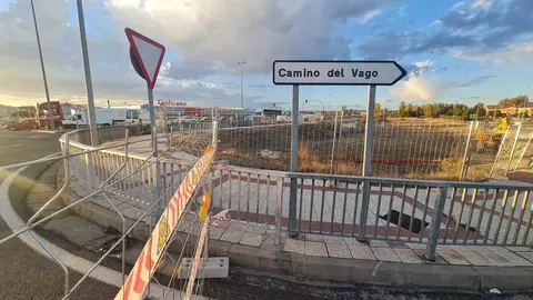 Tras finalizar este miércoles las tareas de señalización, los operarios inician los trabajos de una actuación valorada en 23,8 millones de euros que transformará la conexión de la Ronda Este con el entorno de La Candamia y el centro comercial Reino de León.