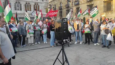 Concentración frente a Botines en la tarde del miércoles contra el genocidio de Israel en Gaza. Foto: CCOO