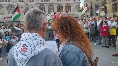 Concentración frente a Botines en la tarde del miércoles contra el genocidio de Israel en Gaza. Foto: CCOO