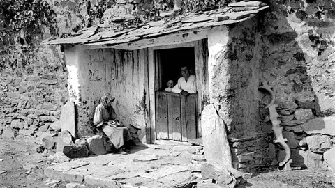 Val de San Lorenzo, el corazón textil que late entre los montes de la Maragatería. La antigua capital artesanal de la lana reivindica hoy su legado y su identidad cultural a través de telares en activo, museos y un patrimonio arquitectónico que conserva la esencia de la tradición maragata. Imágenes de Val de San Lorenzo, por Aniceto G. Villar. Cortesía A. Granadero.