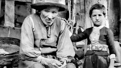 Val de San Lorenzo, el corazón textil que late entre los montes de la Maragatería. La antigua capital artesanal de la lana reivindica hoy su legado y su identidad cultural a través de telares en activo, museos y un patrimonio arquitectónico que conserva la esencia de la tradición maragata. Imágenes de Val de San Lorenzo, por Aniceto G. Villar. Cortesía A. Granadero.