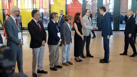 El presidente del Gobierno, Pedro Sánchez, acompañado por el ministro para la Transformación Digital y de la Función Pública, Óscar López, y el delegado del Gobierno en Castilla y León, Nicanor Sen, participa en la clausura del 19 Encuentro Internacional de Seguridad de la Información. Foto: Peio García.