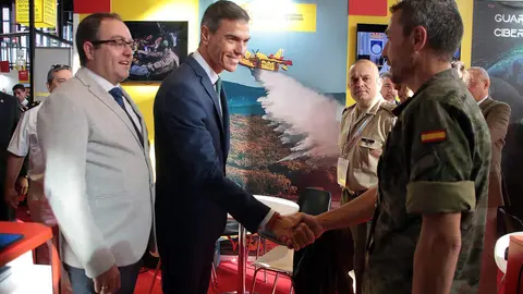 El presidente del Gobierno, Pedro Sánchez, acompañado por el ministro para la Transformación Digital y de la Función Pública, Óscar López, y el delegado del Gobierno en Castilla y León, Nicanor Sen, participa en la clausura del 19 Encuentro Internacional de Seguridad de la Información. Foto: Peio García.