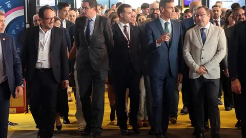 El presidente del Gobierno, Pedro Sánchez, acompañado por el ministro para la Transformación Digital y de la Función Pública, Óscar López, y el delegado del Gobierno en Castilla y León, Nicanor Sen, participa en la clausura del 19 Encuentro Internacional de Seguridad de la Información. Foto: Peio García.