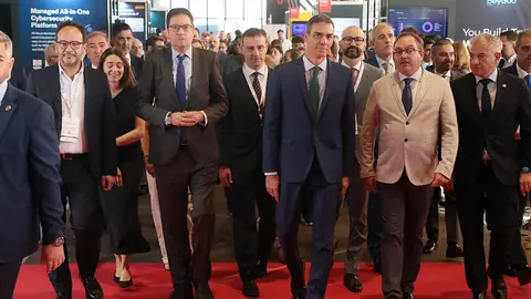 El presidente del Gobierno, Pedro Sánchez, acompañado por el ministro para la Transformación Digital y de la Función Pública, Óscar López, y el delegado del Gobierno en Castilla y León, Nicanor Sen, participa en la clausura del 19 Encuentro Internacional de Seguridad de la Información. Foto: Peio García.