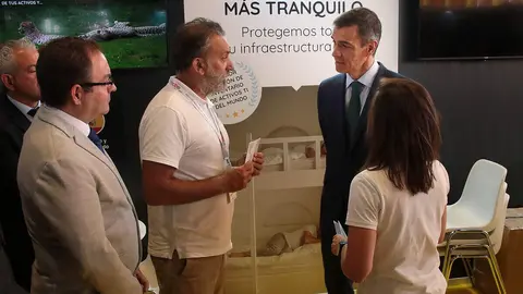El presidente del Gobierno, Pedro Sánchez, acompañado por el ministro para la Transformación Digital y de la Función Pública, Óscar López, y el delegado del Gobierno en Castilla y León, Nicanor Sen, participa en la clausura del 19 Encuentro Internacional de Seguridad de la Información. Foto: Peio García.