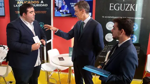 El presidente del Gobierno, Pedro Sánchez, acompañado por el ministro para la Transformación Digital y de la Función Pública, Óscar López, y el delegado del Gobierno en Castilla y León, Nicanor Sen, participa en la clausura del 19 Encuentro Internacional de Seguridad de la Información. Foto: Peio García.