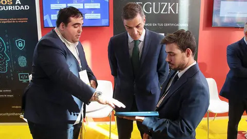 El presidente del Gobierno, Pedro Sánchez, acompañado por el ministro para la Transformación Digital y de la Función Pública, Óscar López, y el delegado del Gobierno en Castilla y León, Nicanor Sen, participa en la clausura del 19 Encuentro Internacional de Seguridad de la Información. Foto: Peio García.