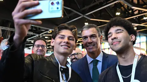El presidente del Gobierno, Pedro Sánchez, acompañado por el ministro para la Transformación Digital y de la Función Pública, Óscar López, y el delegado del Gobierno en Castilla y León, Nicanor Sen, participa en la clausura del 19 Encuentro Internacional de Seguridad de la Información.