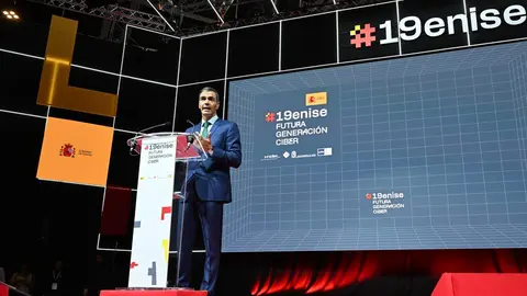 El presidente del Gobierno, Pedro Sánchez, acompañado por el ministro para la Transformación Digital y de la Función Pública, Óscar López, y el delegado del Gobierno en Castilla y León, Nicanor Sen, participa en la clausura del 19 Encuentro Internacional de Seguridad de la Información.