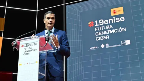 El presidente del Gobierno, Pedro Sánchez, acompañado por el ministro para la Transformación Digital y de la Función Pública, Óscar López, y el delegado del Gobierno en Castilla y León, Nicanor Sen, participa en la clausura del 19 Encuentro Internacional de Seguridad de la Información.