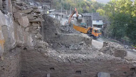 La Junta destinará 6,6 millones de euros a la reconstrucción íntegra de Lusio, afectada por los incendios forestales de este verano. El Gobierno autonómico reconstruirá nueve viviendas “devastadas” y construirá tres edificaciones más que cederá al Ayuntamiento para “fomentar el arraigo en el medio rural”. Foto: César Sánchez