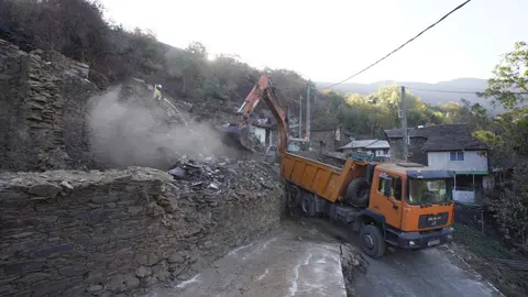 La Junta destinará 6,6 millones de euros a la reconstrucción íntegra de Lusio, afectada por los incendios forestales de este verano. El Gobierno autonómico reconstruirá nueve viviendas “devastadas” y construirá tres edificaciones más que cederá al Ayuntamiento para “fomentar el arraigo en el medio rural”. Foto: César Sánchez