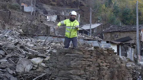 La Junta destinará 6,6 millones de euros a la reconstrucción íntegra de Lusio, afectada por los incendios forestales de este verano. El Gobierno autonómico reconstruirá nueve viviendas “devastadas” y construirá tres edificaciones más que cederá al Ayuntamiento para “fomentar el arraigo en el medio rural”. Foto: César Sánchez