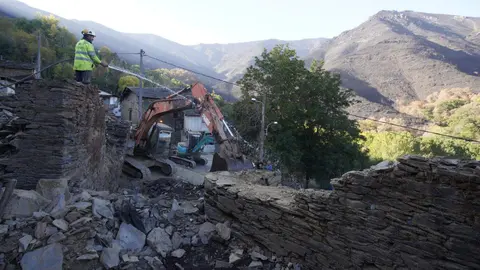 La Junta destinará 6,6 millones de euros a la reconstrucción íntegra de Lusio, afectada por los incendios forestales de este verano. El Gobierno autonómico reconstruirá nueve viviendas “devastadas” y construirá tres edificaciones más que cederá al Ayuntamiento para “fomentar el arraigo en el medio rural”. Foto: César Sánchez