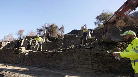 La Junta destinará 6,6 millones de euros a la reconstrucción íntegra de Lusio, afectada por los incendios forestales de este verano. El Gobierno autonómico reconstruirá nueve viviendas “devastadas” y construirá tres edificaciones más que cederá al Ayuntamiento para “fomentar el arraigo en el medio rural”. Foto: César Sánchez