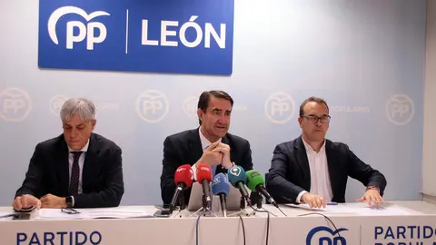 El presidente del PP de León, Juan Carlos Suárez-Quiñones, presenta el contenido del proyecto de ley de Presupuestos Generales de la Junta para el año 2026 en la provincia. Foto: Peio García.