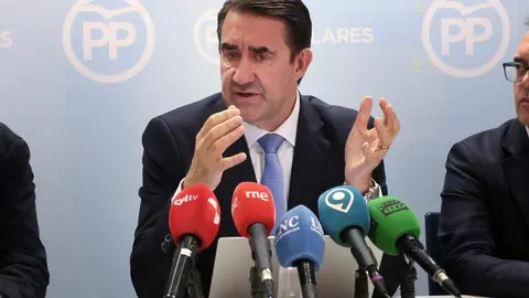 El presidente del PP de León, Juan Carlos Suárez-Quiñones, presenta el contenido del proyecto de ley de Presupuestos Generales de la Junta para el año 2026 en la provincia. Foto: Peio García.