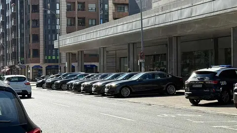 La asamblea del Sindicato Profesional de Policía obliga a anular las paradas de transporte público para aparcar ocho Bmw oficiales. Enfado y sorpresa entre los usuarios de los servicios públicos al comprobar cómo han desplazado tanto el estacionamiento de taxi como las paradas de autobuses.