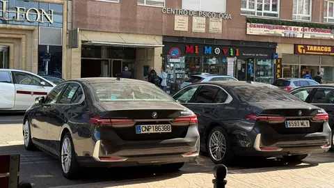 La asamblea del Sindicato Profesional de Policía obliga a anular las paradas de transporte público para aparcar ocho Bmw oficiales. Enfado y sorpresa entre los usuarios de los servicios públicos al comprobar cómo han desplazado tanto el estacionamiento de taxi como las paradas de autobuses.