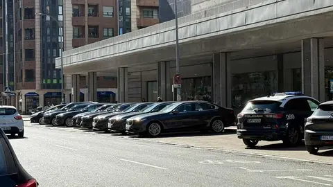 La asamblea del Sindicato Profesional de Policía obliga a anular las paradas de transporte público para aparcar ocho Bmw oficiales. Enfado y sorpresa entre los usuarios de los servicios públicos al comprobar cómo han desplazado tanto el estacionamiento de taxi como las paradas de autobuses.