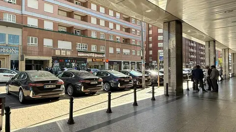 La asamblea del Sindicato Profesional de Policía obliga a anular las paradas de transporte público para aparcar ocho Bmw oficiales. Enfado y sorpresa entre los usuarios de los servicios públicos al comprobar cómo han desplazado tanto el estacionamiento de taxi como las paradas de autobuses.