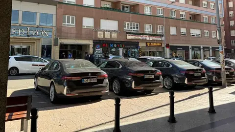 La asamblea del Sindicato Profesional de Policía obliga a anular las paradas de transporte público para aparcar ocho Bmw oficiales. Enfado y sorpresa entre los usuarios de los servicios públicos al comprobar cómo han desplazado tanto el estacionamiento de taxi como las paradas de autobuses.