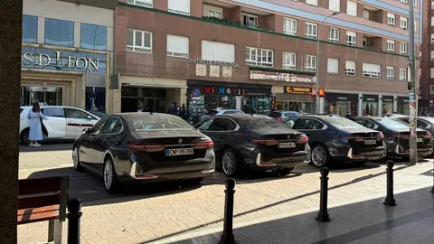 La asamblea del Sindicato Profesional de Policía obliga a anular las paradas de transporte público para aparcar ocho Bmw oficiales. Enfado y sorpresa entre los usuarios de los servicios públicos al comprobar cómo han desplazado tanto el estacionamiento de taxi como las paradas de autobuses.