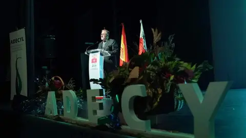 El presidente de las Cortes de Castilla y León, Carlos Pollán, participa en el acto de entrega de los V Premios ADECyL Valladolid, que organiza la Asociación de Escoliosis de la Comunidad. Foto: Miriam Chacón.