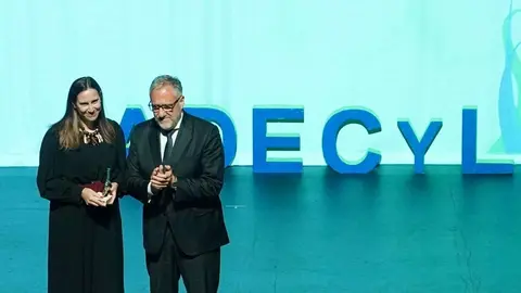 El presidente de las Cortes de Castilla y León, Carlos Pollán, participa en el acto de entrega de los V Premios ADECyL Valladolid, que organiza la Asociación de Escoliosis de la Comunidad. Foto: Miriam Chacón.