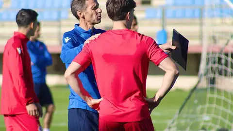 La plantilla de la Cultural, durante el entrenamiento previo a su desplazamiento a Zaragoza.