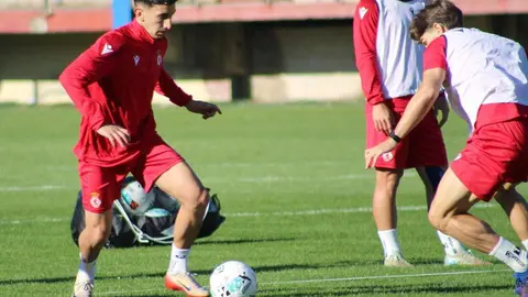 La plantilla de la Cultural, durante el entrenamiento previo a su desplazamiento a Zaragoza.