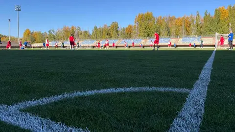 La plantilla de la Cultural, durante el entrenamiento previo a su desplazamiento a Zaragoza.