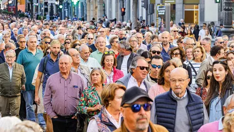 Miles de personas recorrieron las calles de la capital asturiana en una manifestación sin precedentes, con la presencia de ciudadanos leoneses, sindicatos, empresarios y representantes políticos que reclamaron una conexión libre de peaje entre ambas regiones.