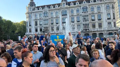 Miles de personas recorrieron las calles de la capital asturiana en una manifestación sin precedentes, con la presencia de ciudadanos leoneses, sindicatos, empresarios y representantes políticos que reclamaron una conexión libre de peaje entre ambas regiones.
