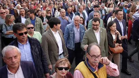 Miles de personas recorrieron las calles de la capital asturiana en una manifestación sin precedentes, con la presencia de ciudadanos leoneses, sindicatos, empresarios y representantes políticos que reclamaron una conexión libre de peaje entre ambas regiones.