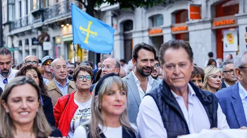 Miles de personas recorrieron las calles de la capital asturiana en una manifestación sin precedentes, con la presencia de ciudadanos leoneses, sindicatos, empresarios y representantes políticos que reclamaron una conexión libre de peaje entre ambas regiones.