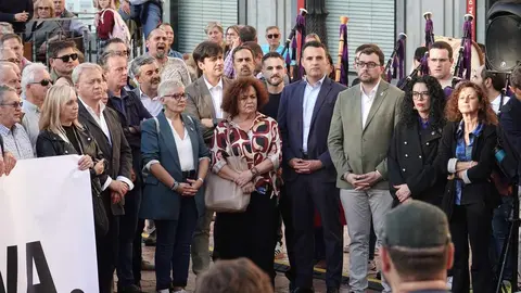 Miles de personas recorrieron las calles de la capital asturiana en una manifestación sin precedentes, con la presencia de ciudadanos leoneses, sindicatos, empresarios y representantes políticos que reclamaron una conexión libre de peaje entre ambas regiones.