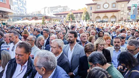 Miles de personas recorrieron las calles de la capital asturiana en una manifestación sin precedentes, con la presencia de ciudadanos leoneses, sindicatos, empresarios y representantes políticos que reclamaron una conexión libre de peaje entre ambas regiones.