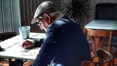 La pasada semana falleció Salvador Vicente Froilán Tito, a los 93 años, en Riello. Su pérdida deja un vacío profundo en la vida cotidiana de Omaña, donde su nombre fue durante décadas sinónimo de cercanía, trabajo y alegría.