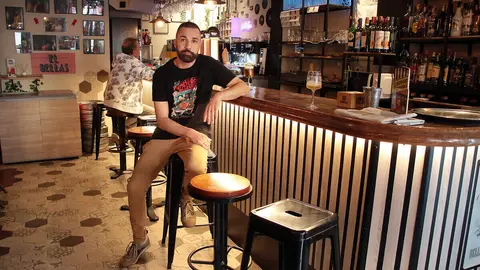 Marcos Castro, organizador de la Poetry Slam León, en el Café Bar Bellas Artes. Foto: Peio García.