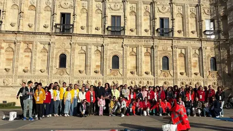 El alcalde José Antonio Diez y la concejala Vera López participaron activamente en el macrotaller de RCP celebrado esta mañana en la Plaza de San Marcos. Foto: Ayuntamiento de León.