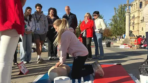 El alcalde José Antonio Diez y la concejala Vera López participaron activamente en el macrotaller de RCP celebrado esta mañana en la Plaza de San Marcos. Foto: Ayuntamiento de León.