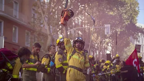 Miles de bomberos forestales reclaman estabilidad laboral y denuncian el abandono del medio rural. Una nutrida representación de Castilla y León critica la falta de medios y previsión en la comunidad, duramente golpeada por los incendios del pasado verano, especialmente en León.