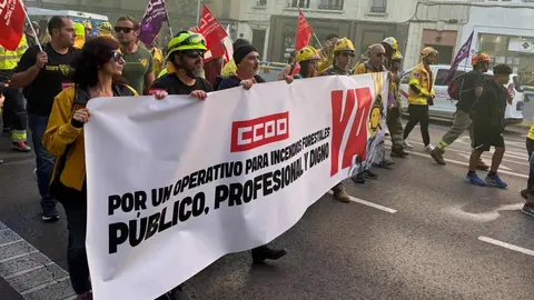 Miles de bomberos forestales reclaman estabilidad laboral y denuncian el abandono del medio rural. Una nutrida representación de Castilla y León critica la falta de medios y previsión en la comunidad, duramente golpeada por los incendios del pasado verano, especialmente en León.