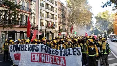 Miles de bomberos forestales reclaman estabilidad laboral y denuncian el abandono del medio rural. Una nutrida representación de Castilla y León critica la falta de medios y previsión en la comunidad, duramente golpeada por los incendios del pasado verano, especialmente en León.